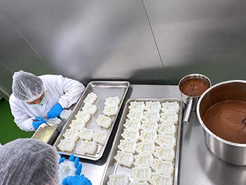 Adding vanilla gelato into the molds