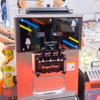 Soft serve ice cream machine